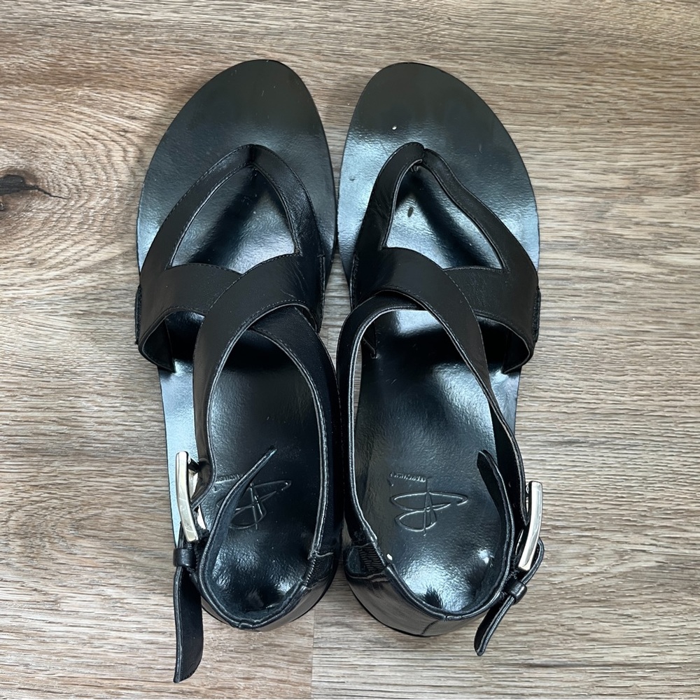 B.‎ Makowsky Black Leather Upper Thong Sandals